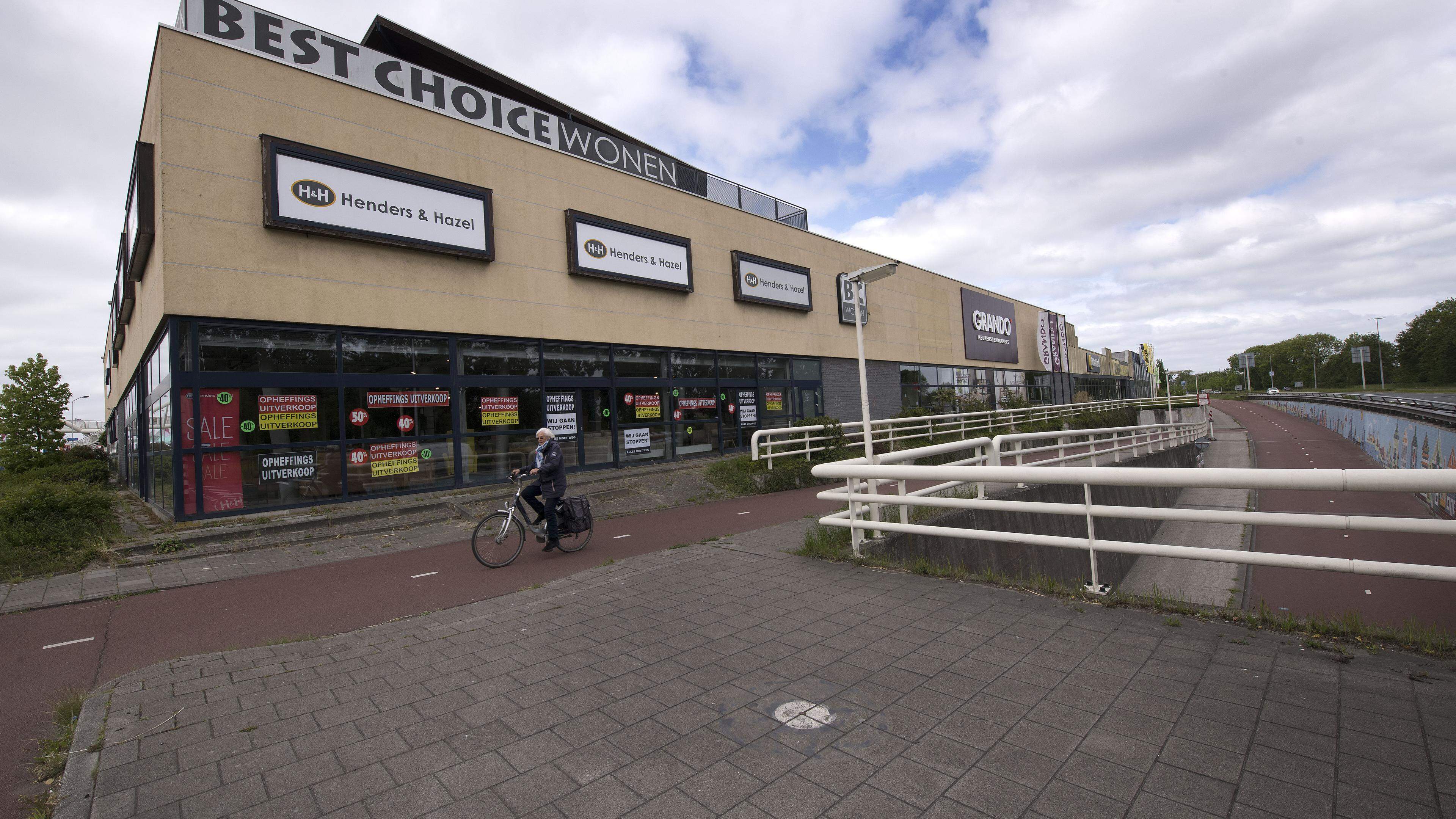 Zaanse meubelzaak Best Choice Wonen stopt na ruim dertig jaar: ’Showroom moet leeg’