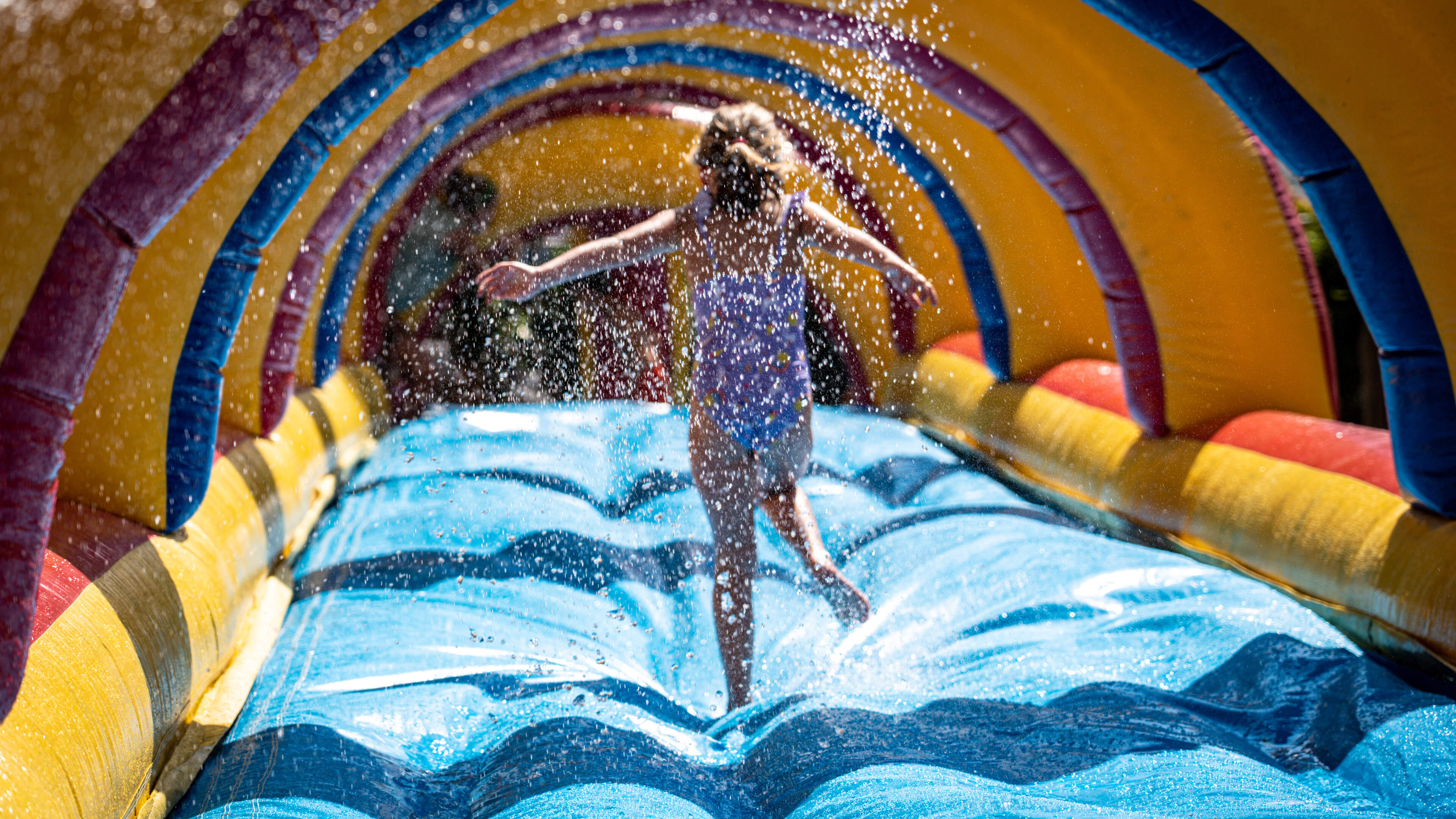 Waterpret in tropische temperaturen op het schoolplein van Ilpendam