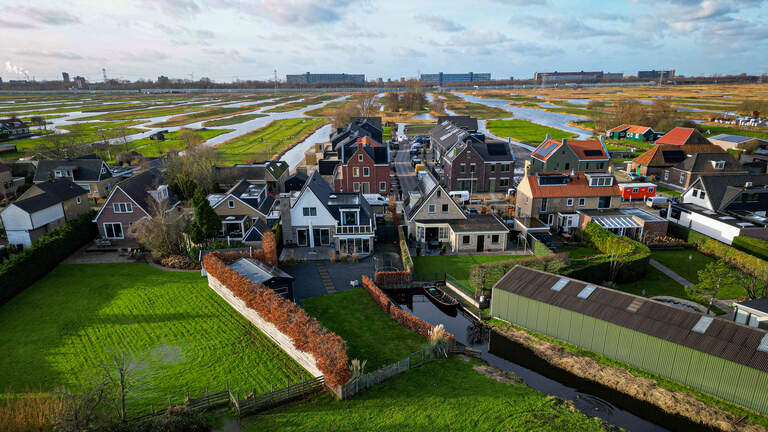 Het schuurtje vanuit de lucht - omgeven door de oranje haag.