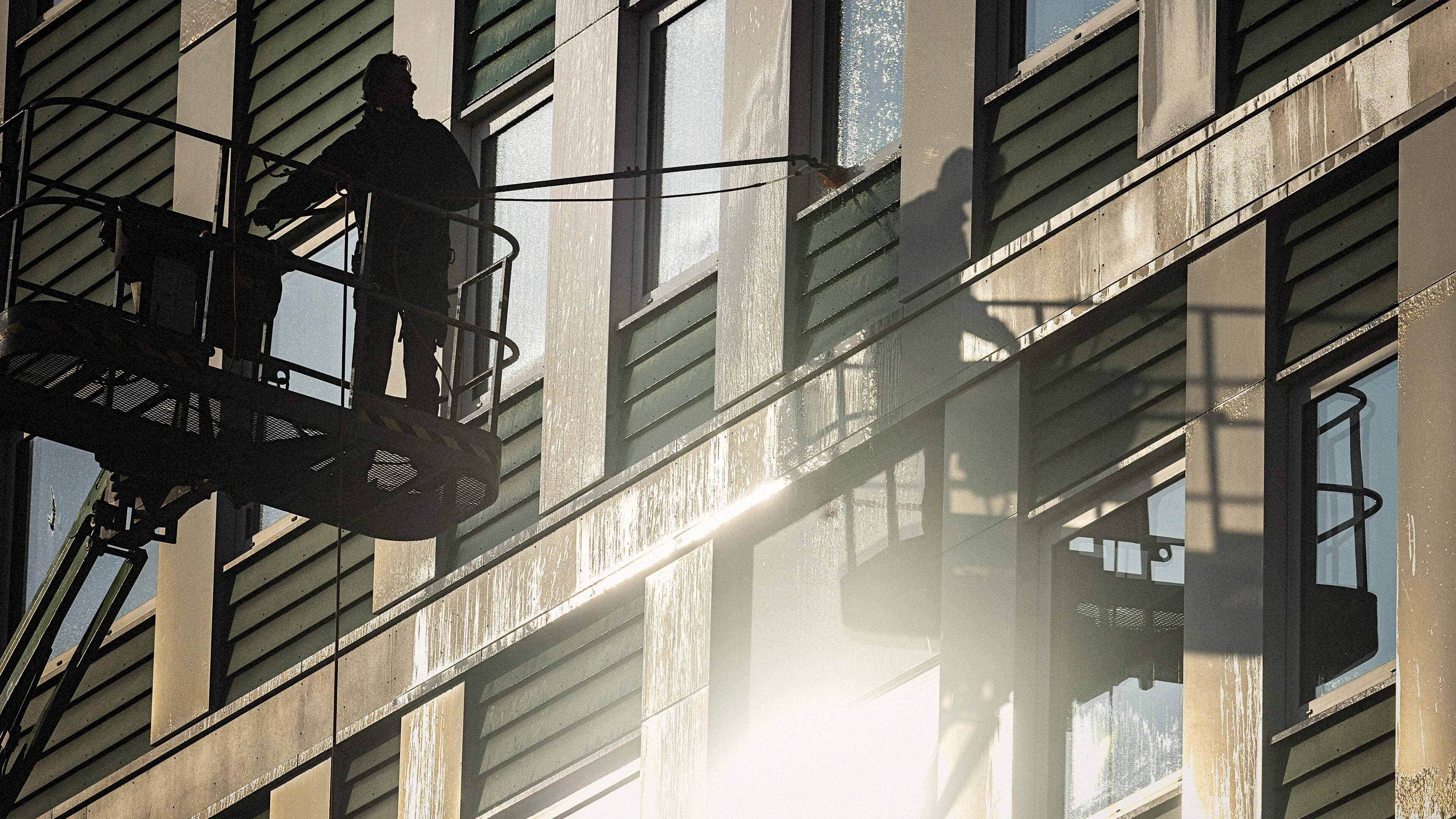 The window cleaner mafia, a controversial intervention team and a ‘multi-headed monster’: What is going on in Zaandam-Oost?
