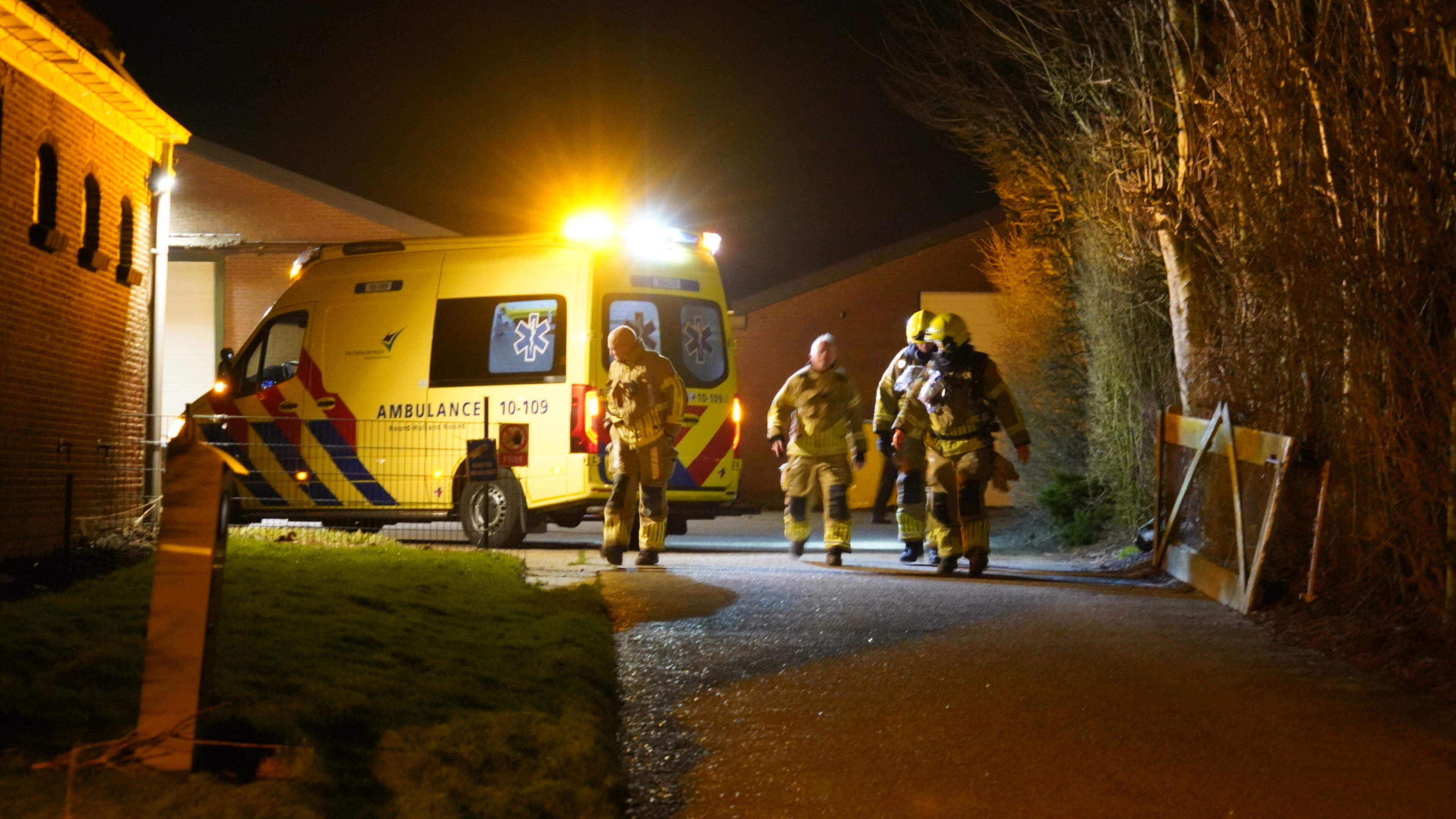 Zwaargewonden door vuurwerkexplosie bij boerenbedrijf in Wognum