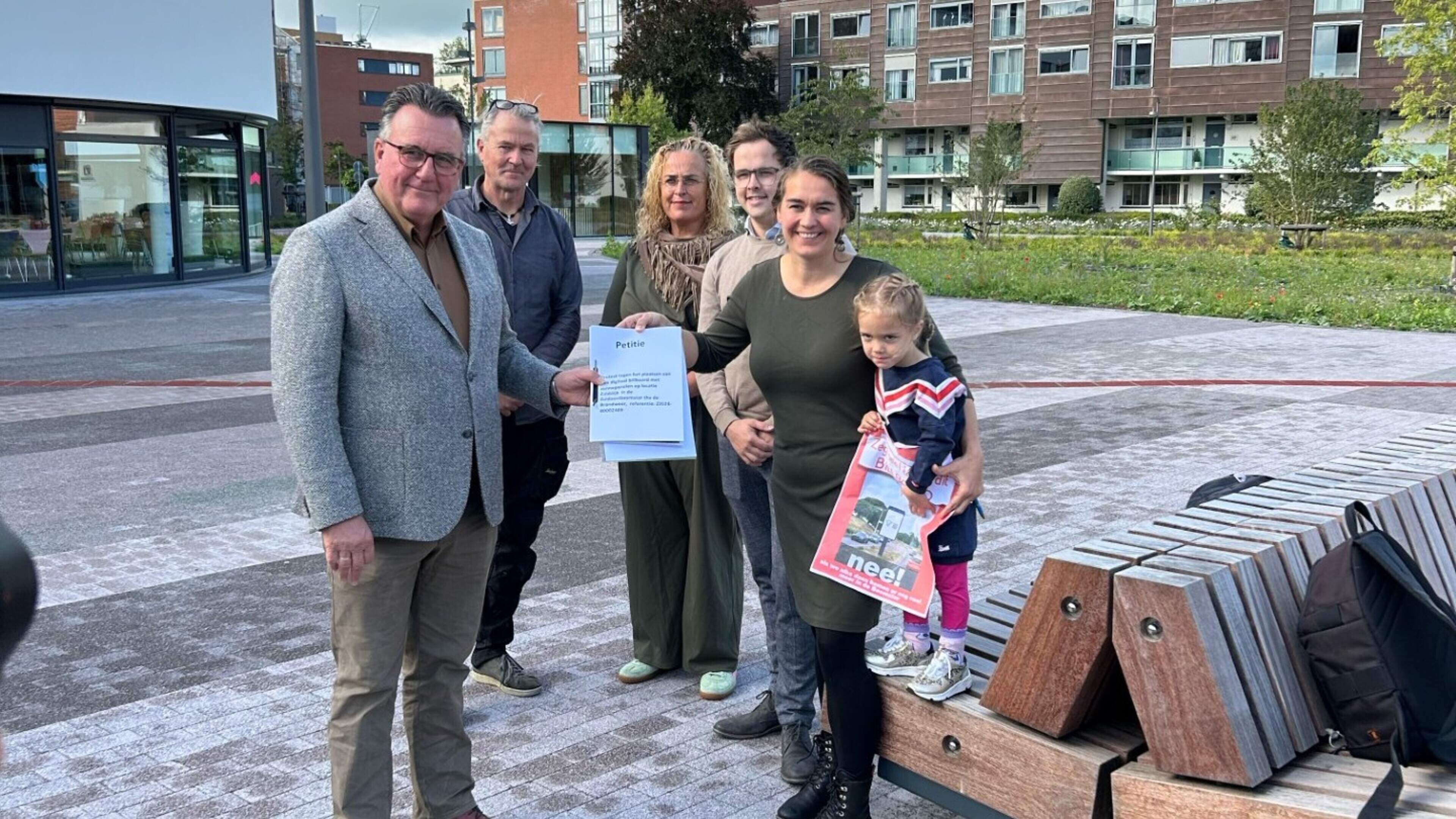 Achthonderd Beemsterlingen hopen metershoog reclamebord aan de Zuiddijk tegen te houden