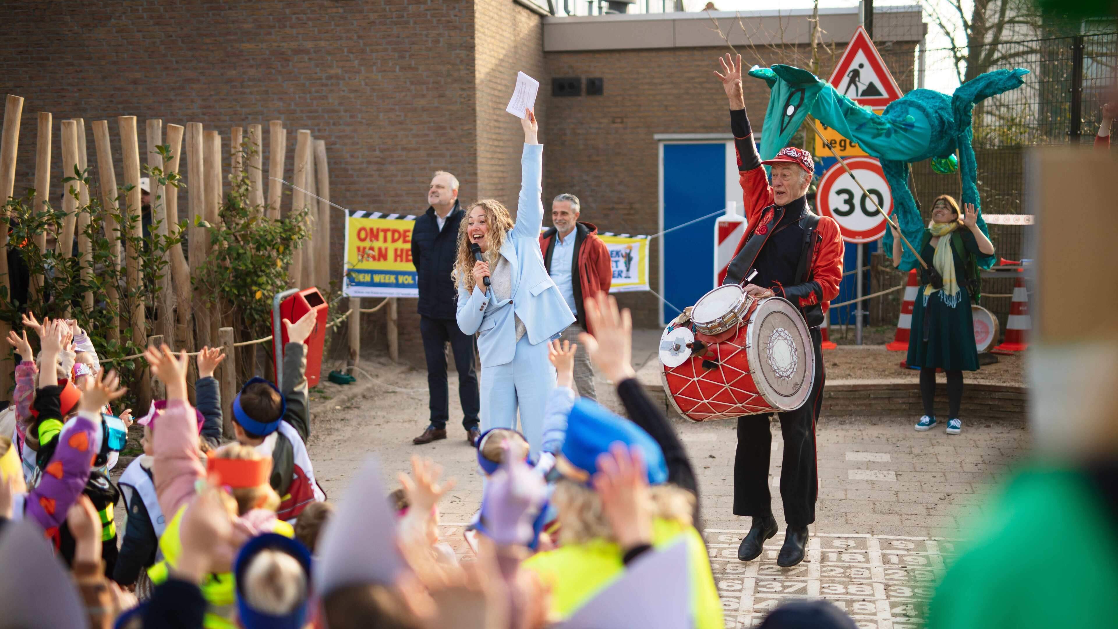Aftrap ’Week van het Verkeer’ op basisschool De Kroosduiker: ’Hoe goed ken jij de verkeersregels?’