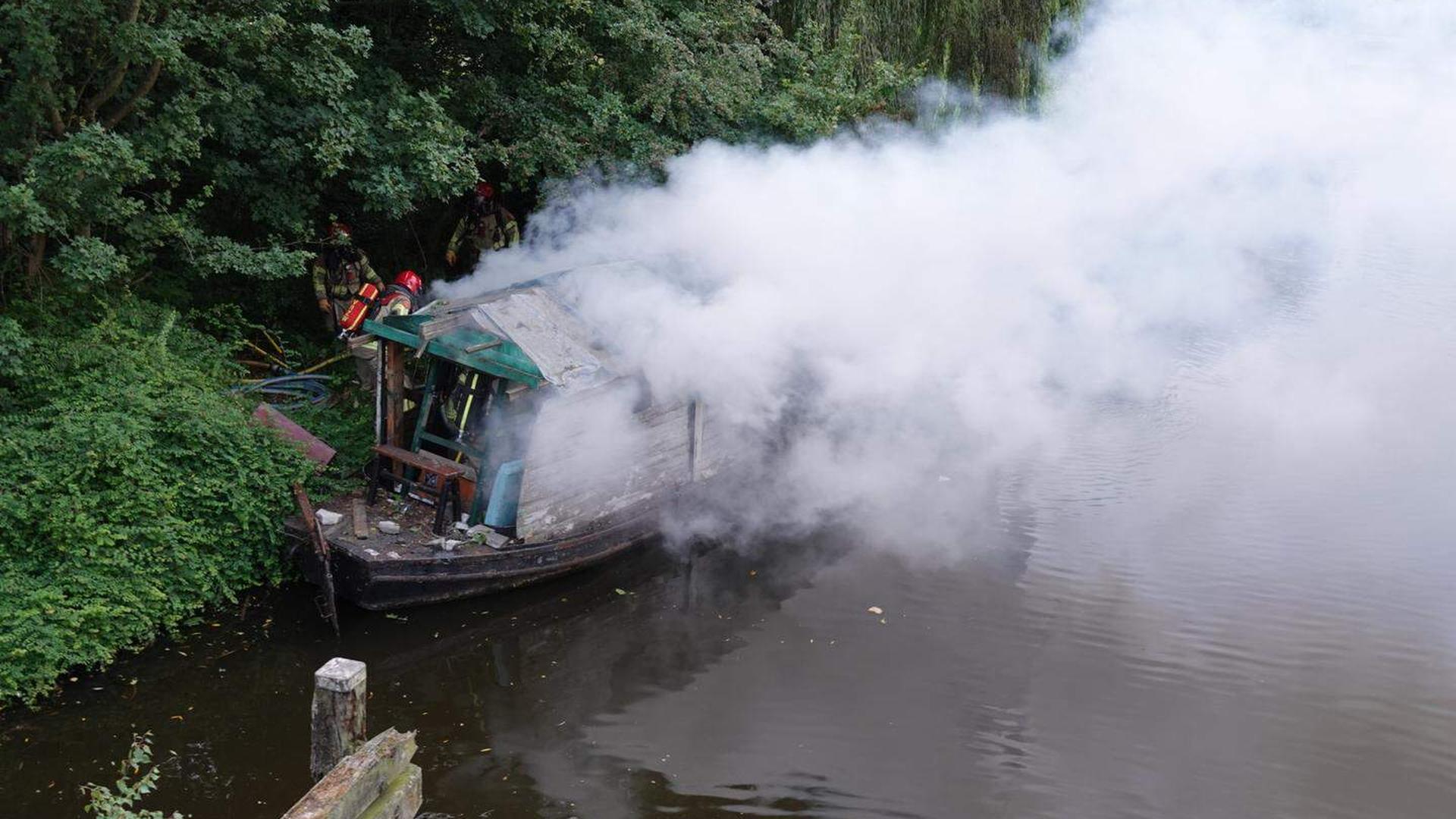 De brandende boot maandagavond.