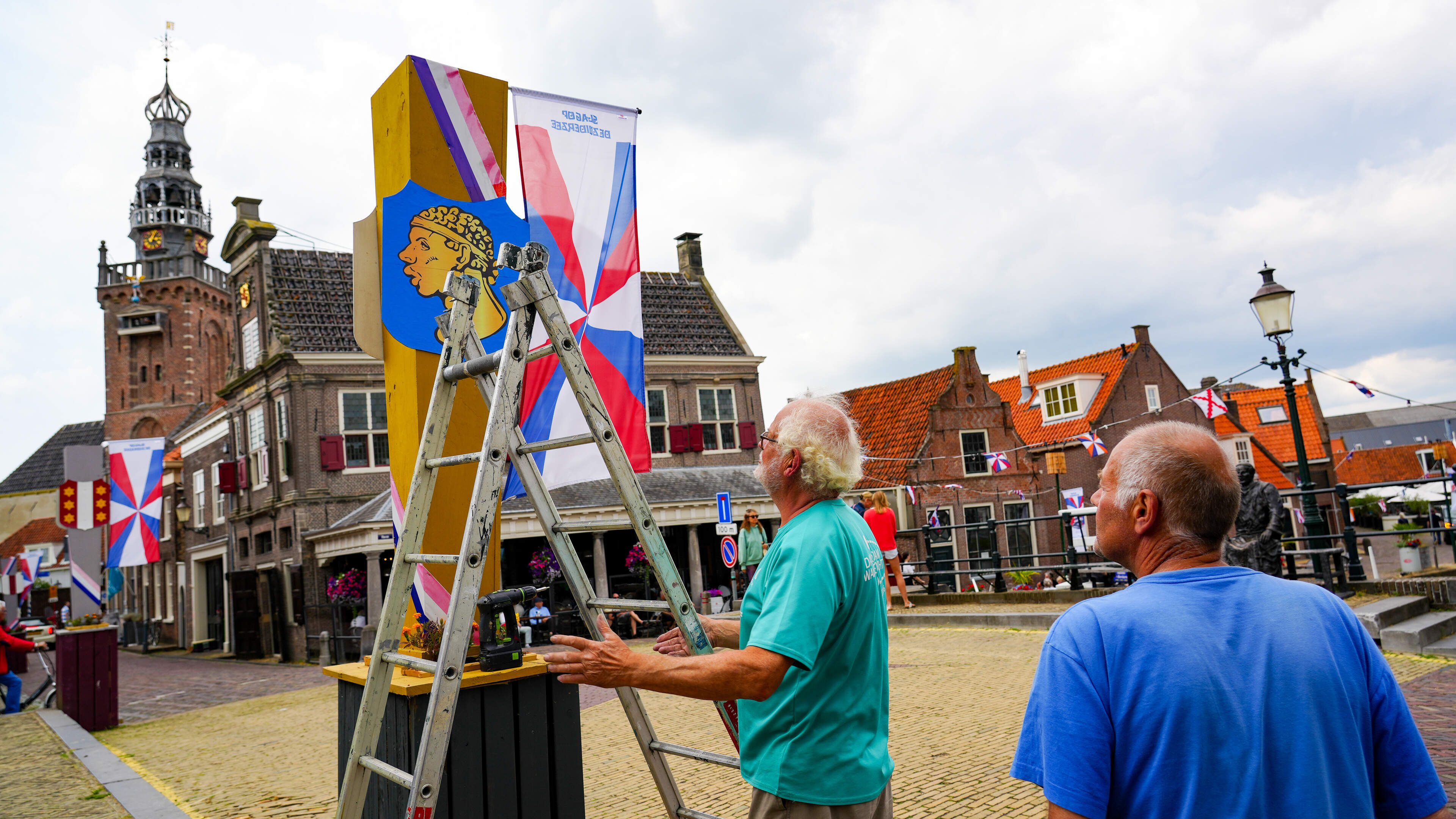 Marken begraaft ruzie over slavernijverleden met nieuwe vlag: ‘Bedoeling dat de oude uit straatbeeld