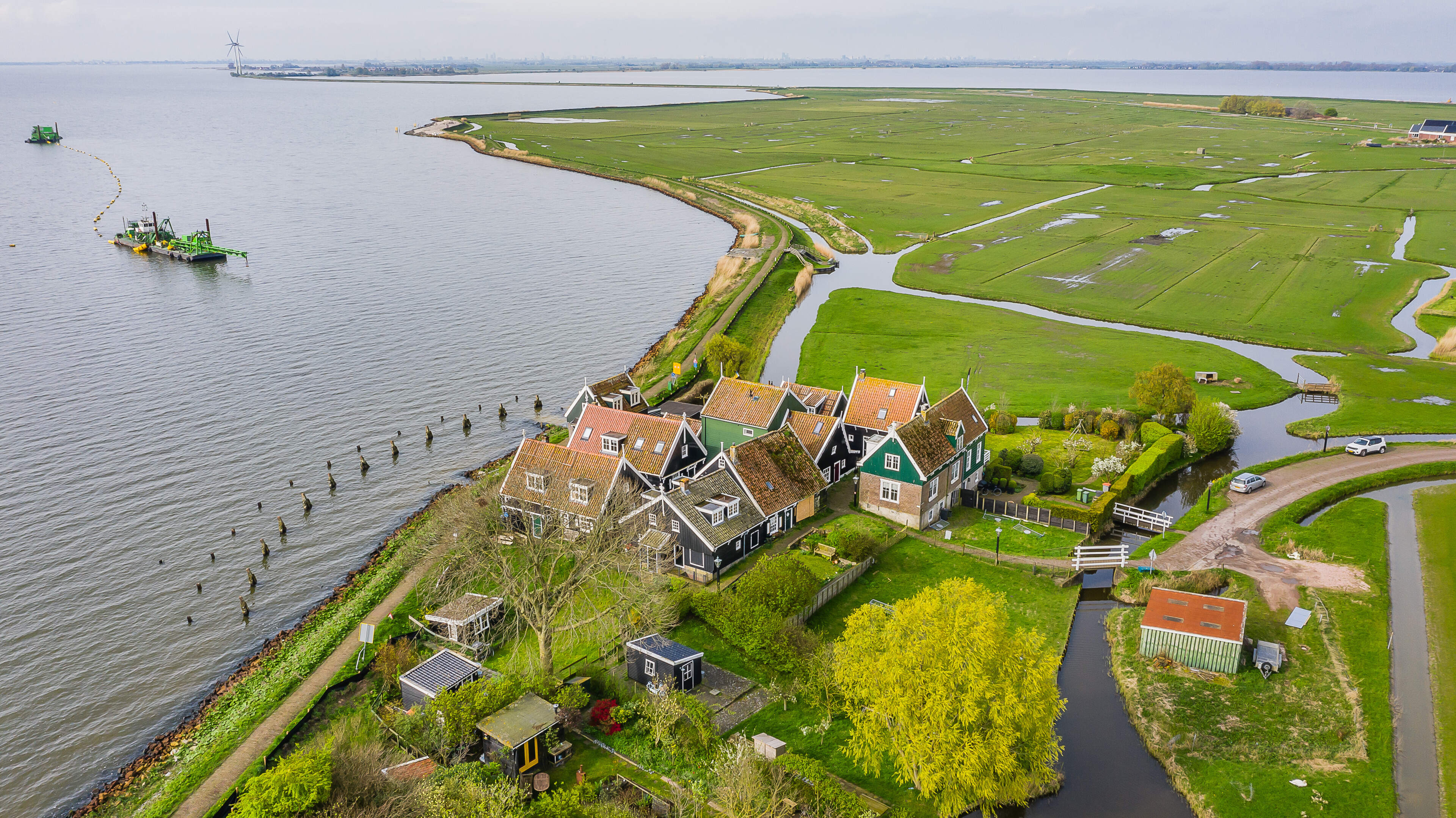 Rijkswaterstaat wil werk aan damwand op Marken hervatten, met minder trillingen