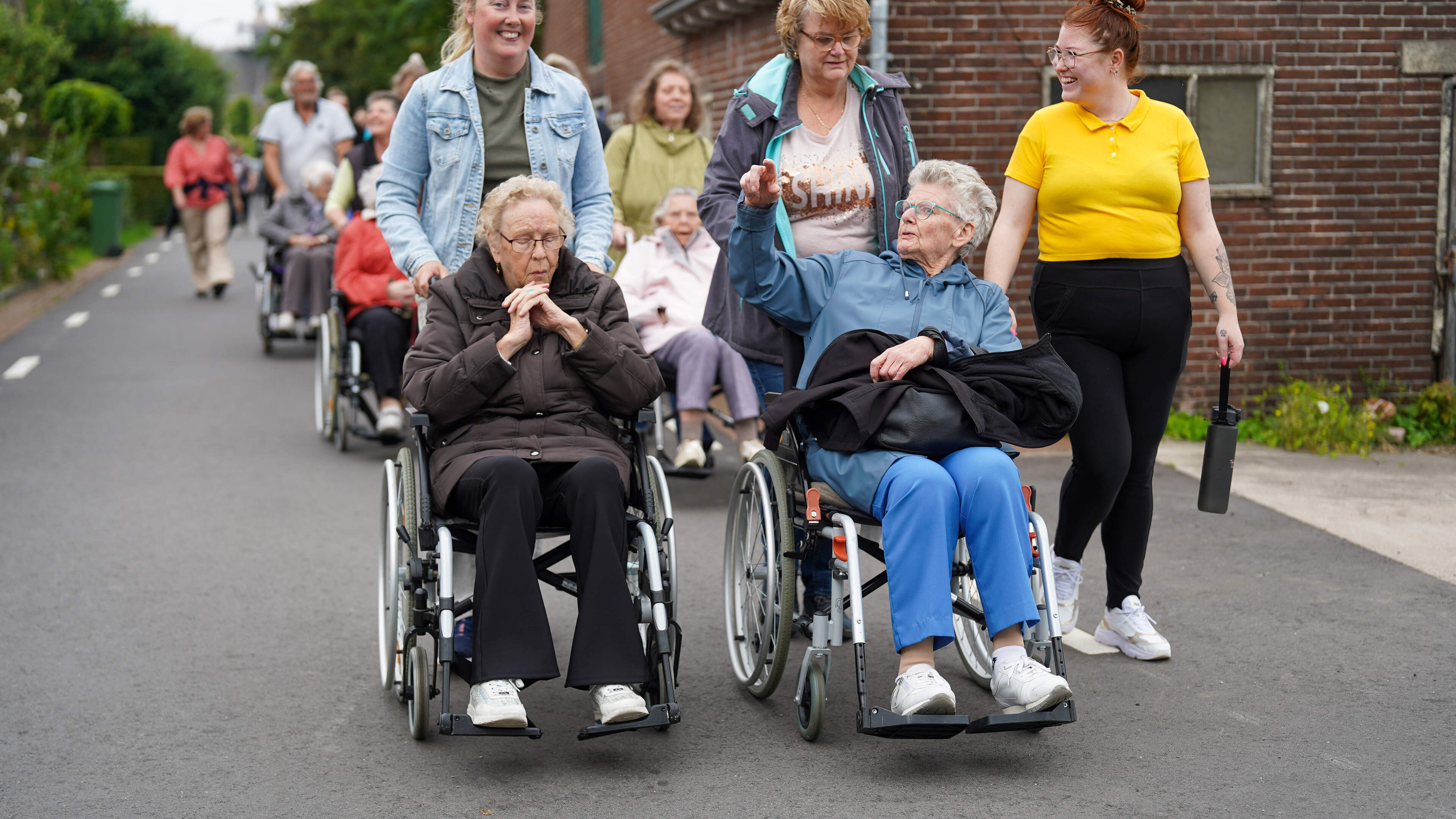 Stoet van rolstoelen trekt door de Zeevang tijdens Rolstoelvierdaagse