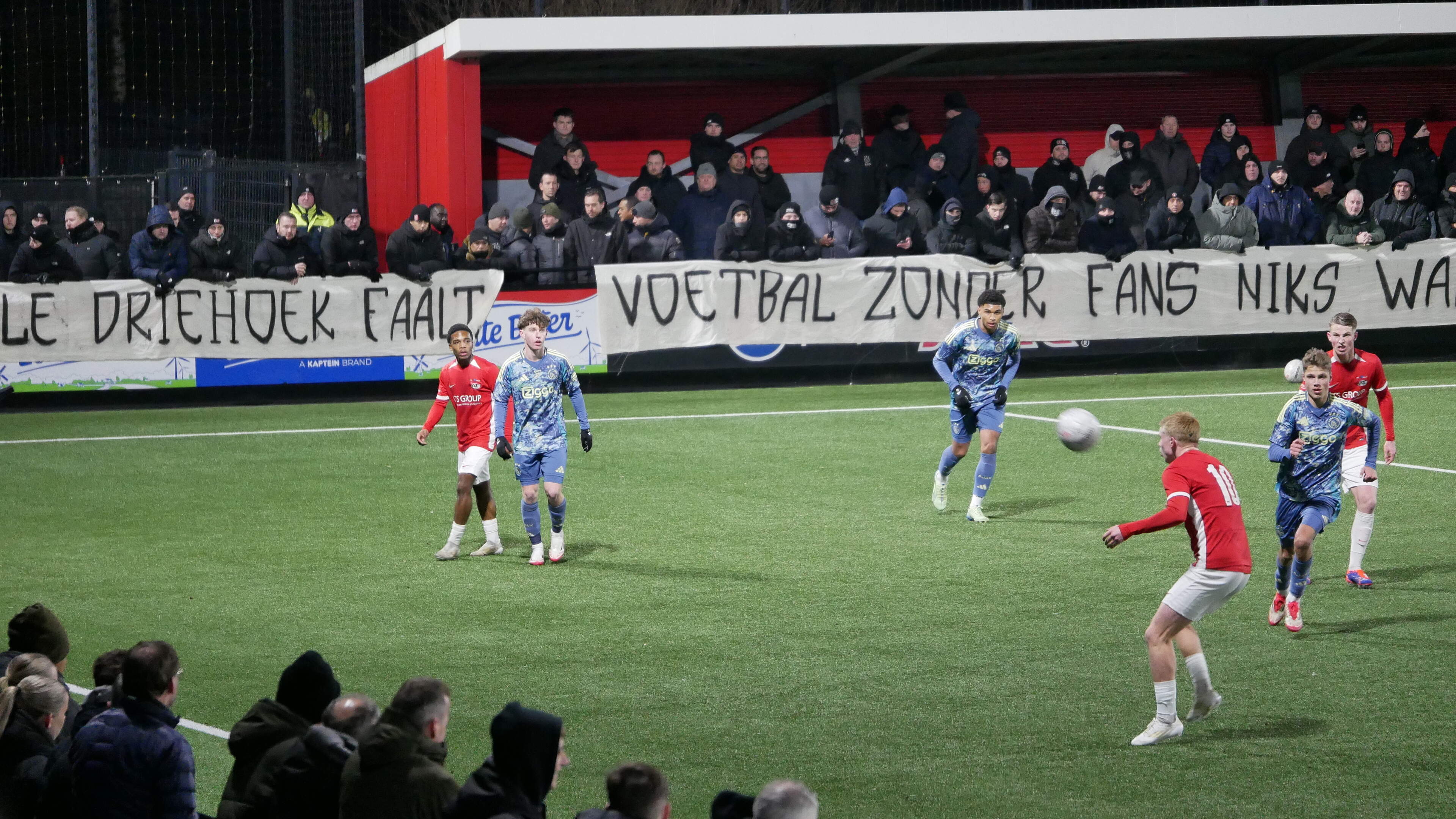 Stil protest van Ajax-fans bij duel Jong AZ: burgemeesters moeten ‘opzouten!’