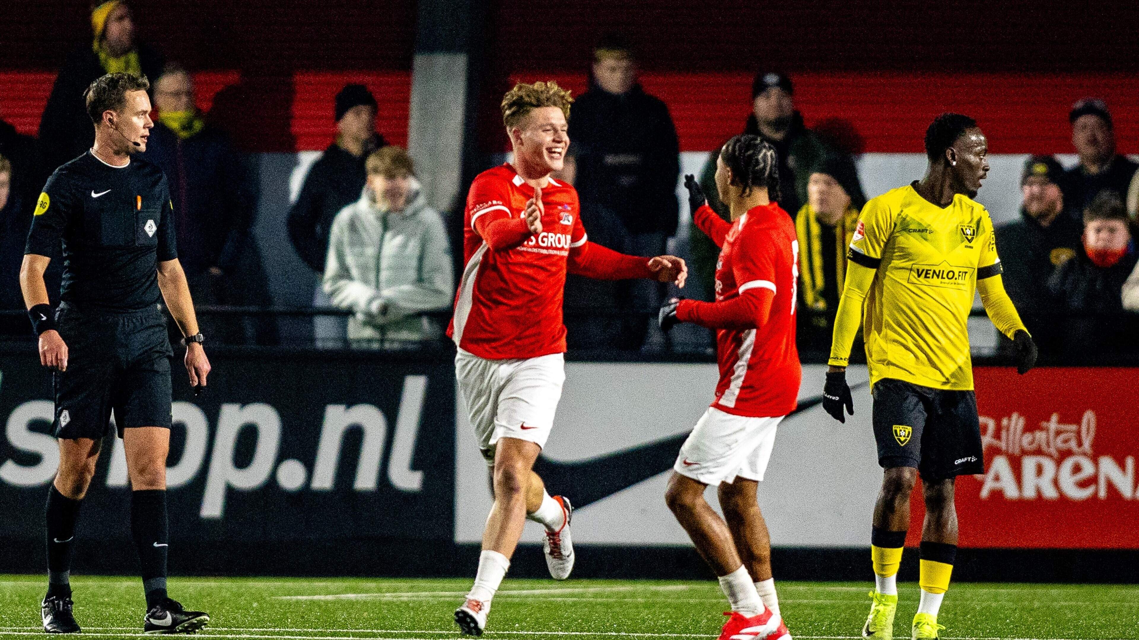 Jong AZ volgt voorbeeld van het eerste elftal en rekent overtuigend af met VVV