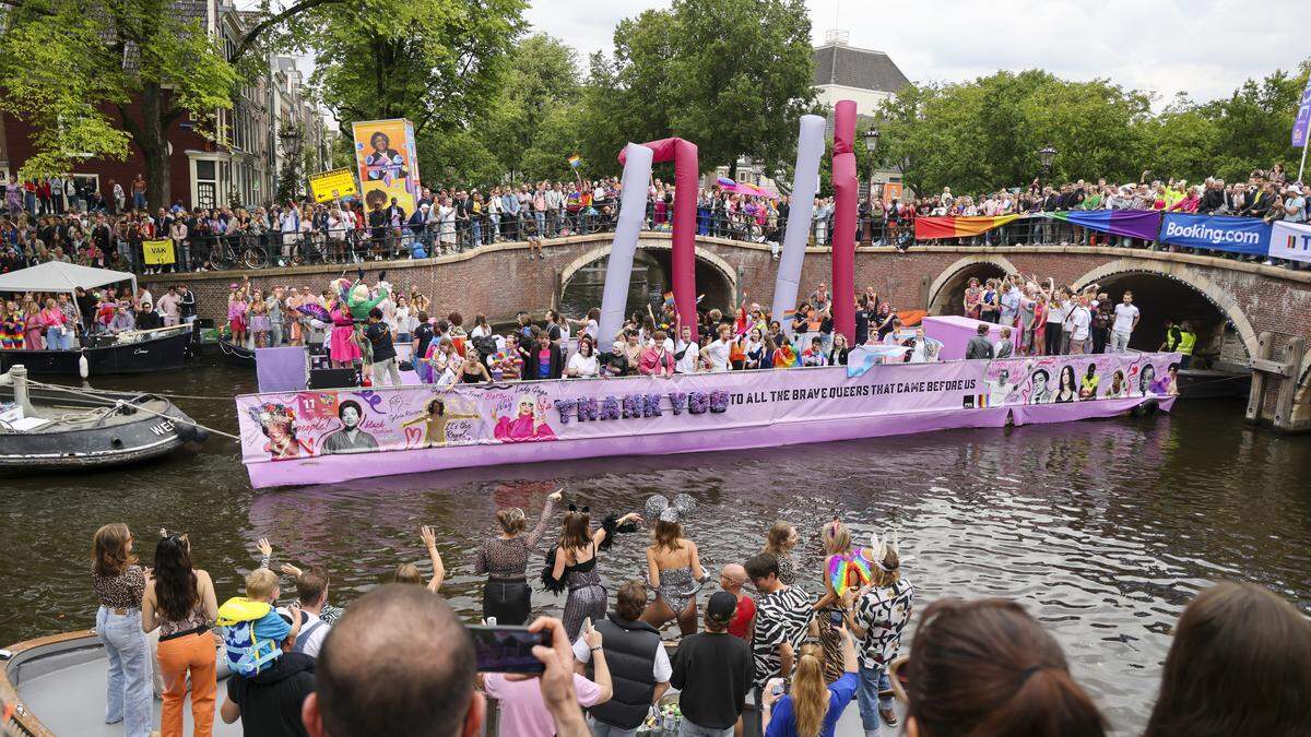 Bomvolle botenparade bij Canal Parade is blikvanger van Pride Amsterdam ...