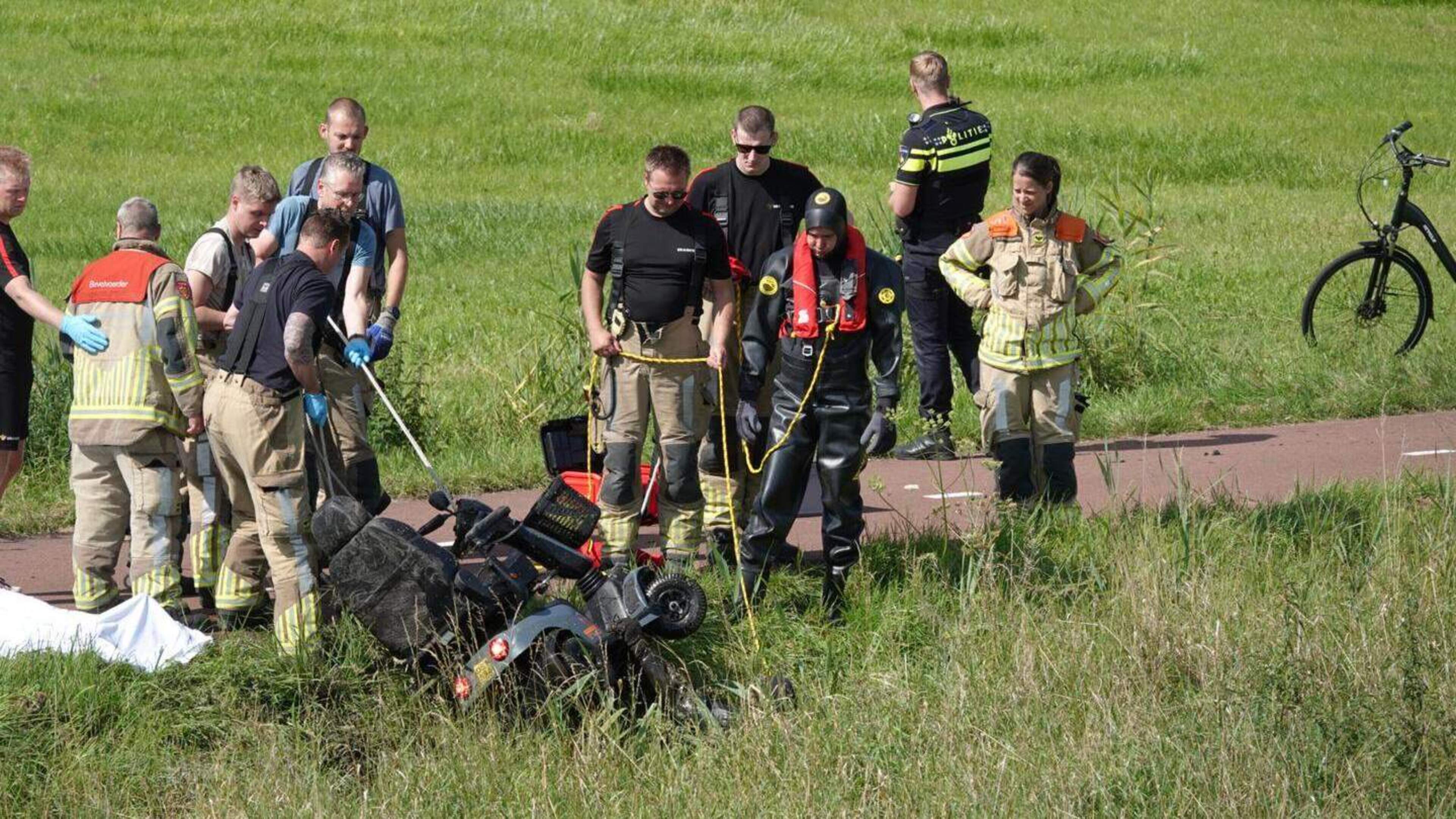 112-nieuws: persoon op scootmobiel overleden bij ongeval in sloot Westzaan, iemand neergestoken in J