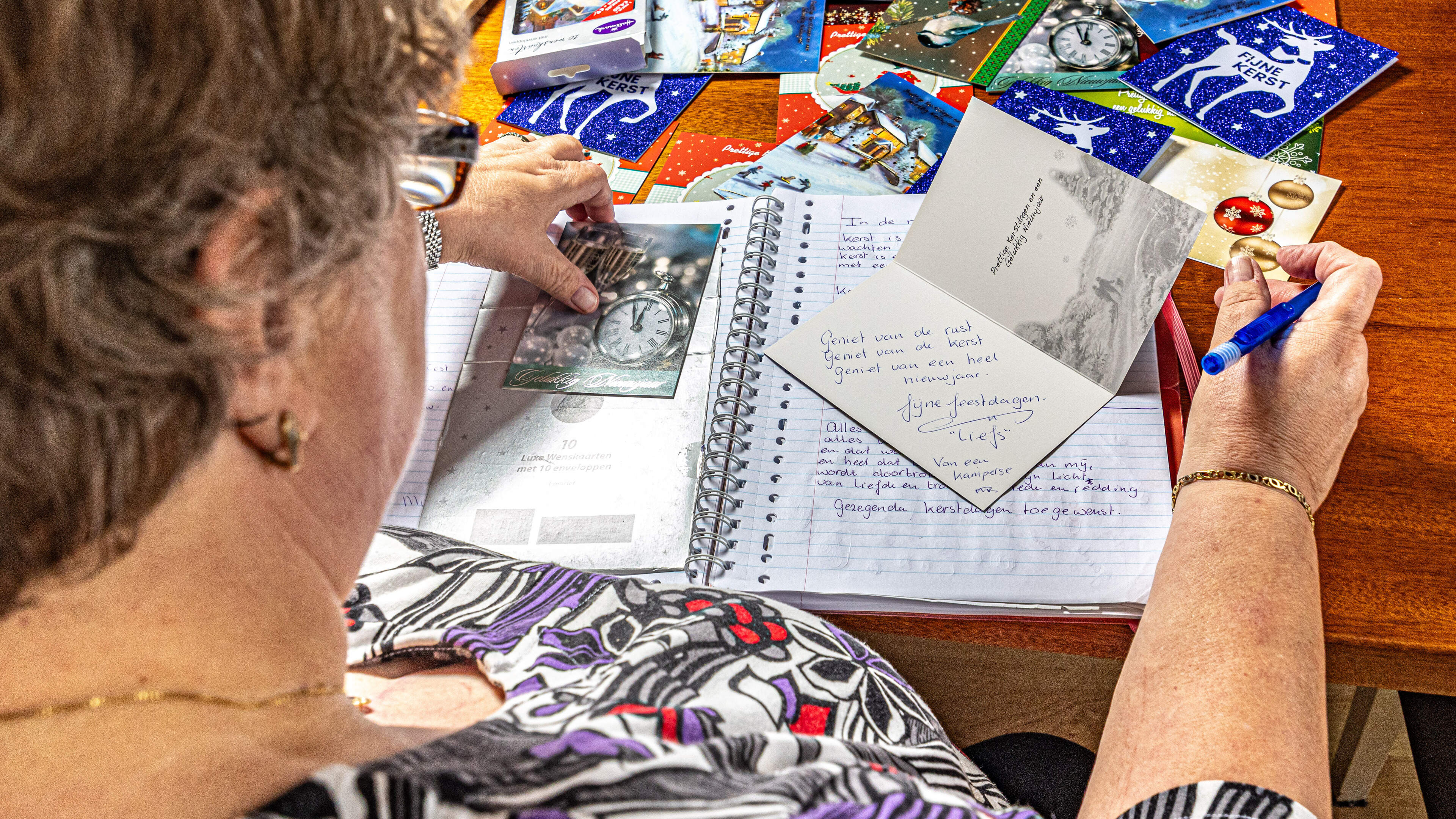 Allemaal een kerstkaart schrijven voor oma: actie om eenzame ouderen op