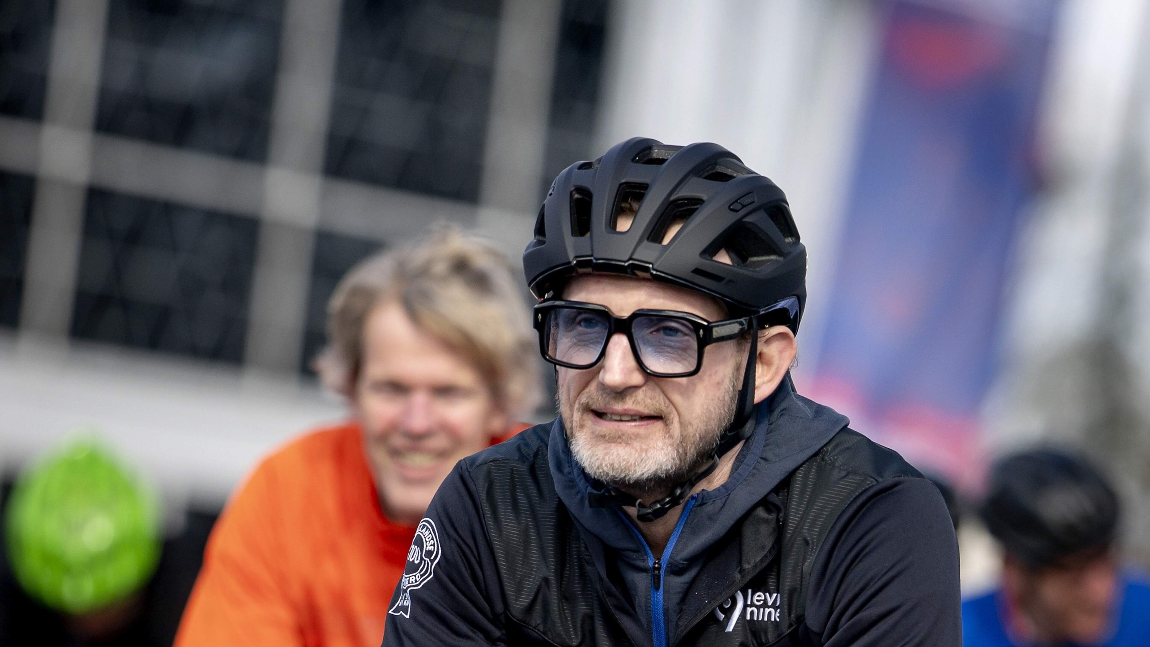 Allemaal de fietshelm op, want het loopt uit de hand met fietsongelukken. Allemaal de fietshelm op, want het loopt uit de hand met fietsongelukken.