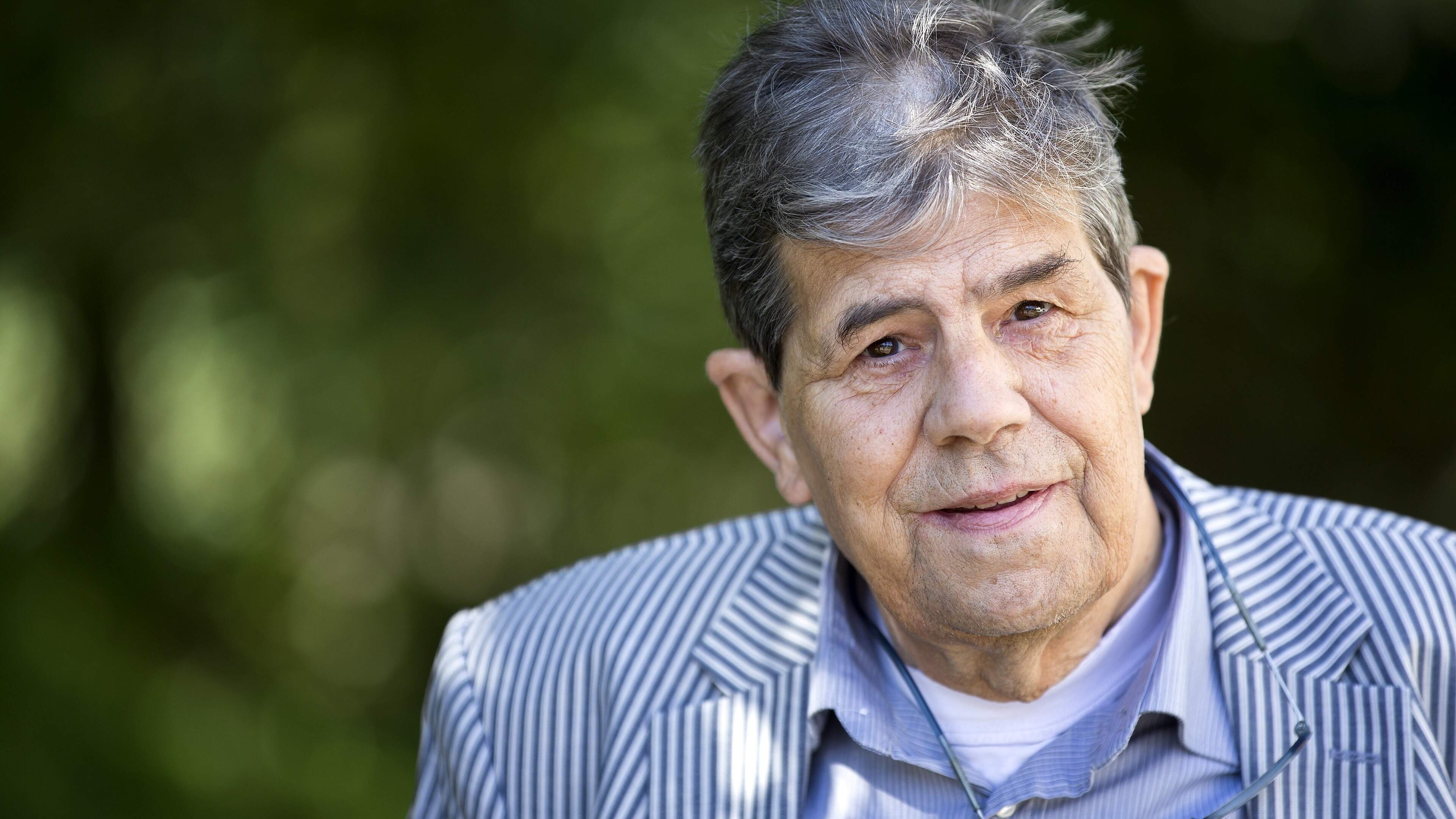 Matthijs van Nieuwkerk honors Joost Prinsen in theater show