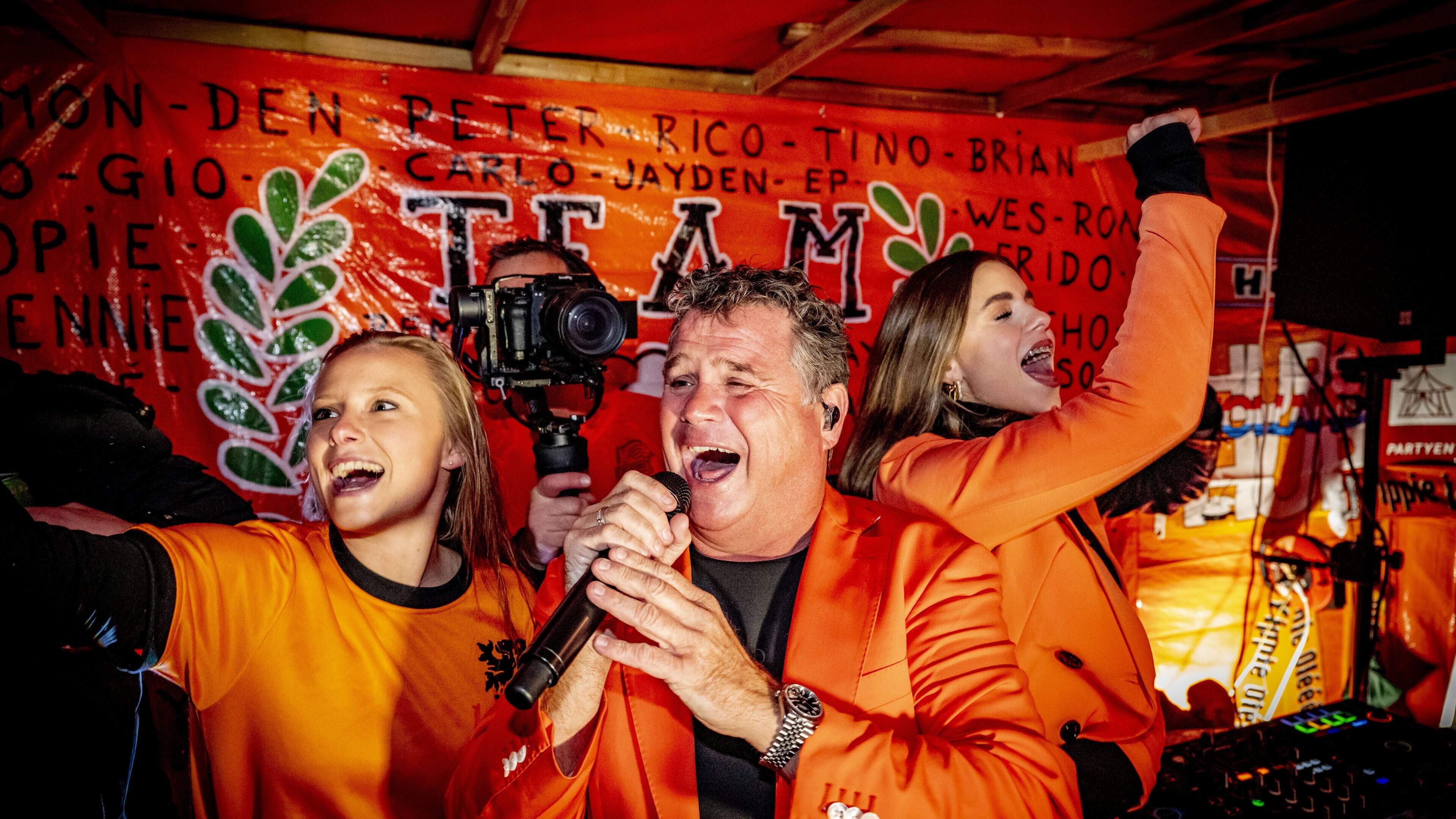 Recipe for an Oranje hit: take a proven melody and a dash of national pride